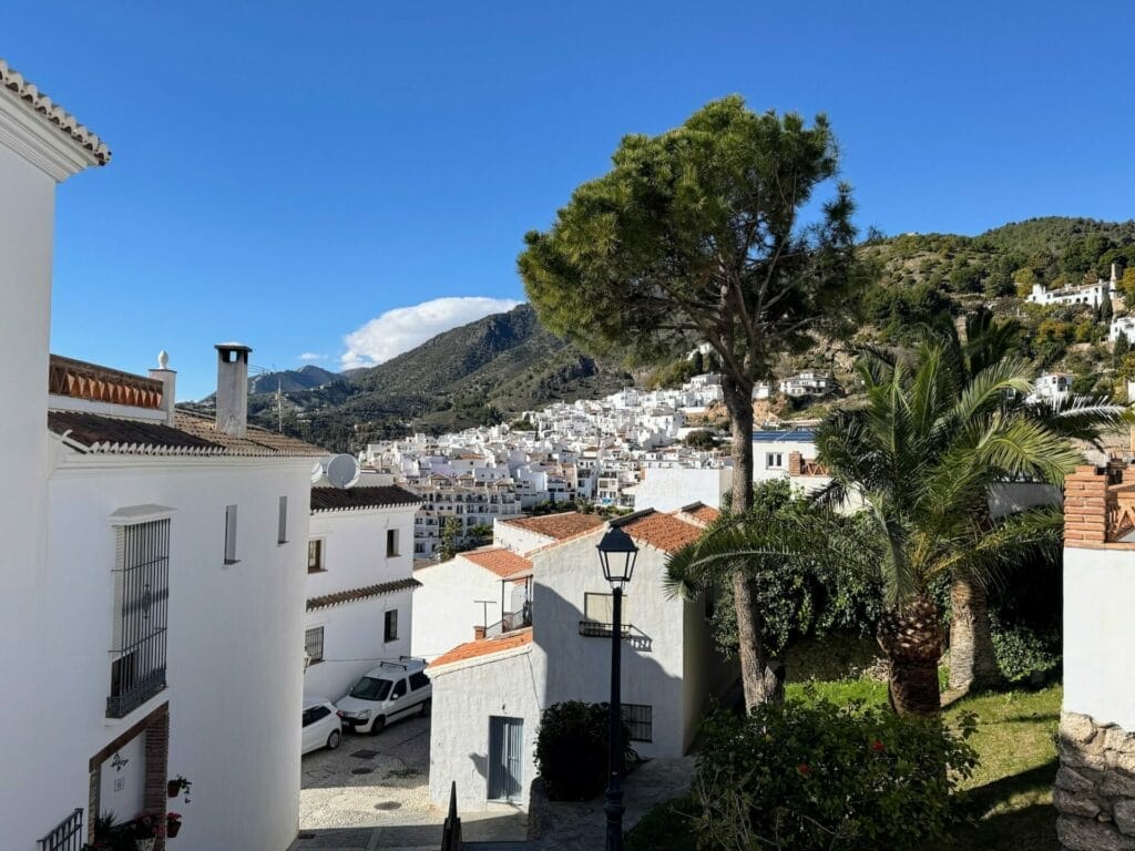 Vue panoramique village méditerranéen et montagnes.