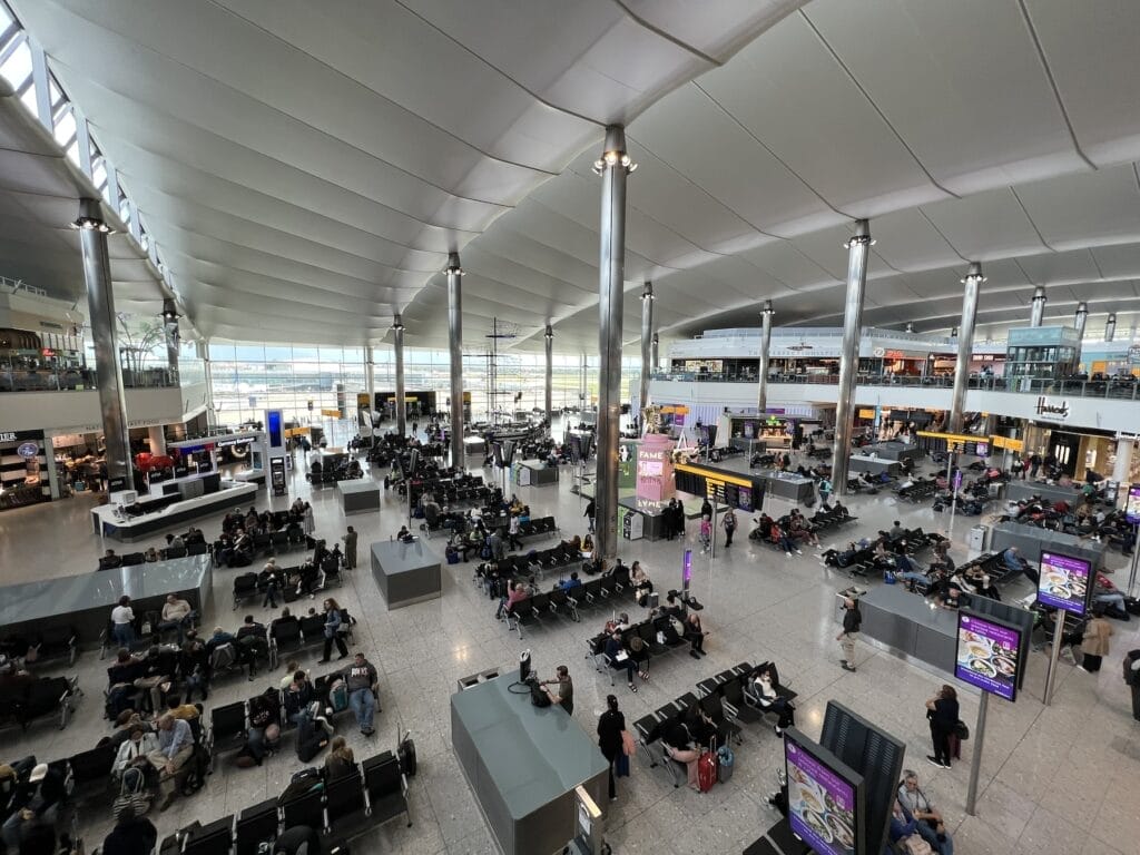 Aéroport intérieur, voyageurs, sièges, commerces.