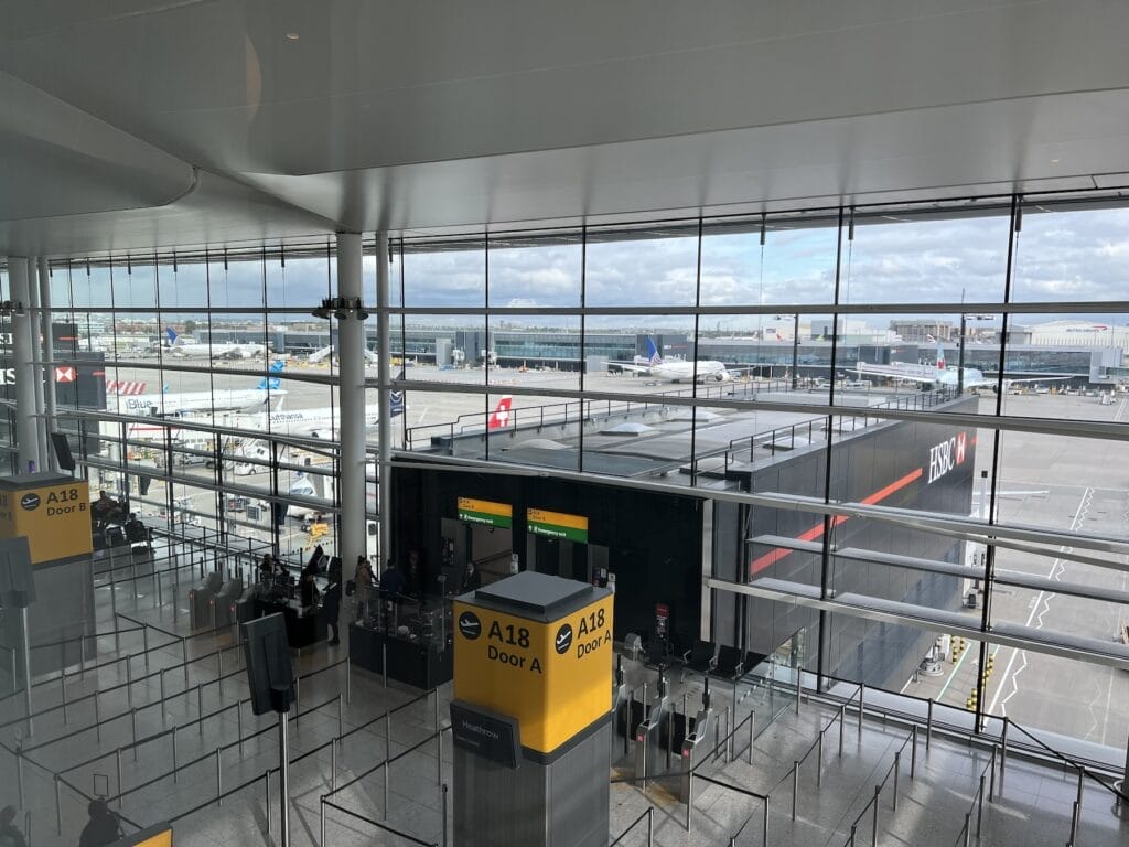 Vue intérieure d'un aéroport, avions et pistes.