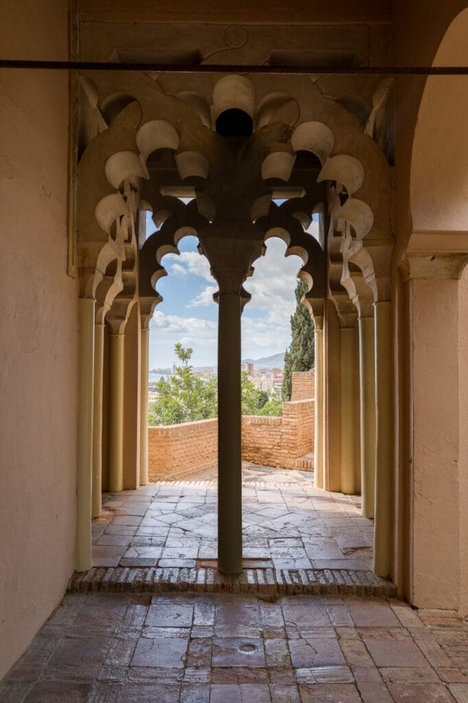 Archways Mauresques avec vue extérieure.