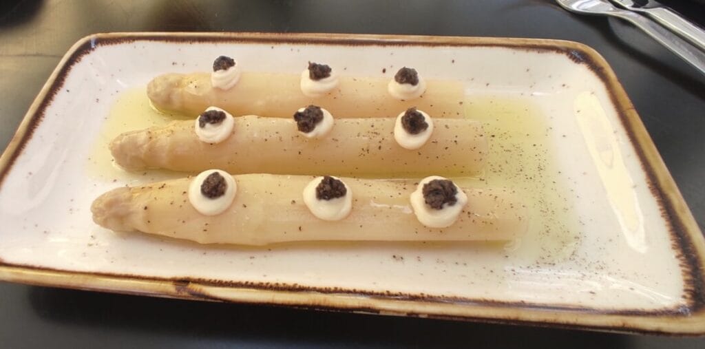 Navarre asparagus tapas with trufﬂe mayonnaise abd olive oil